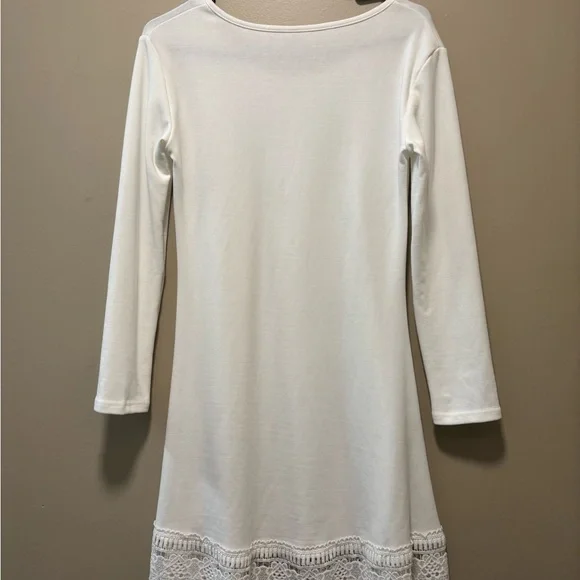 Elegant White Dress with Lace Hem - Picture 3 of 3